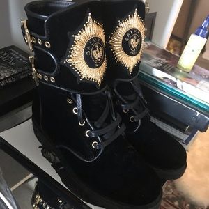 Price firm: velvet gold embroidered Balmain boots